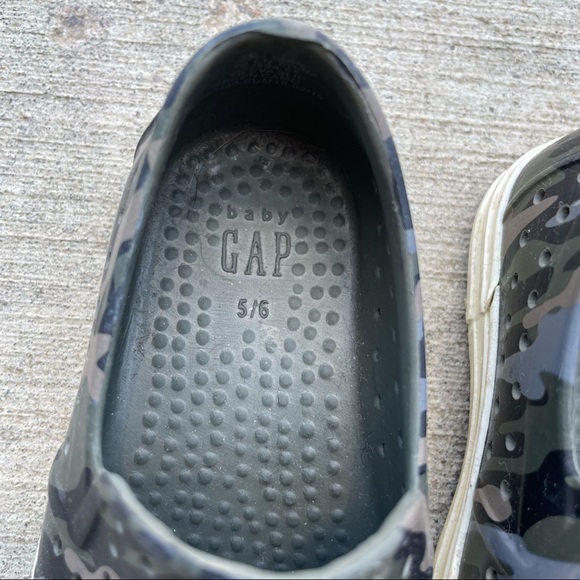 Baby Gap Grey Camo Perforated Slip On Water Proof Shoes Size 5/6 - Picture 2 of 5